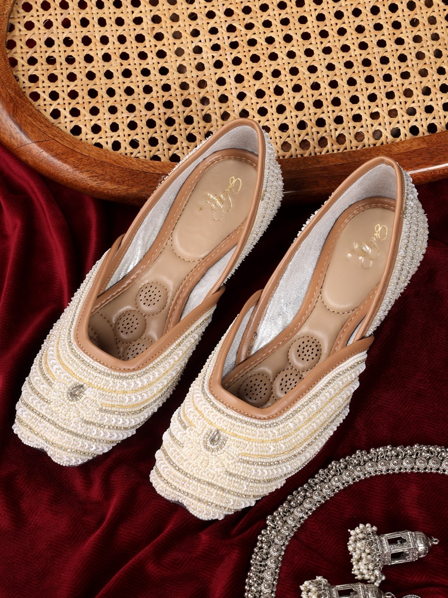 Floral Embroidered Punjabi Jutti